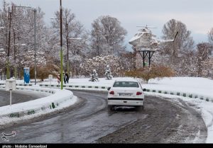بارش برف و باران در جاده‌های ۹ استان/ افزایش تردد وسایل نقلیه در جاده‌های کشور