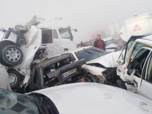 تصادف بیش از ۵۰ خودرو در محور بهبهان – رامهرمز / ۴ کشته تاکنون و یک مادر باردار بین مصدومان
