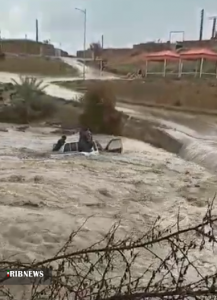 نجات کارکنان شرکت نفت از سیلاب در گچساران