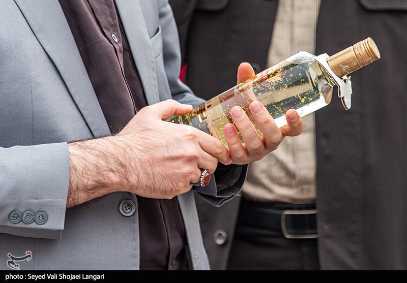 کشف ۴۵۰۰ لیتر مشروبات الکلی دستساز در شوشتر/ متهمان راهی زندان شدند