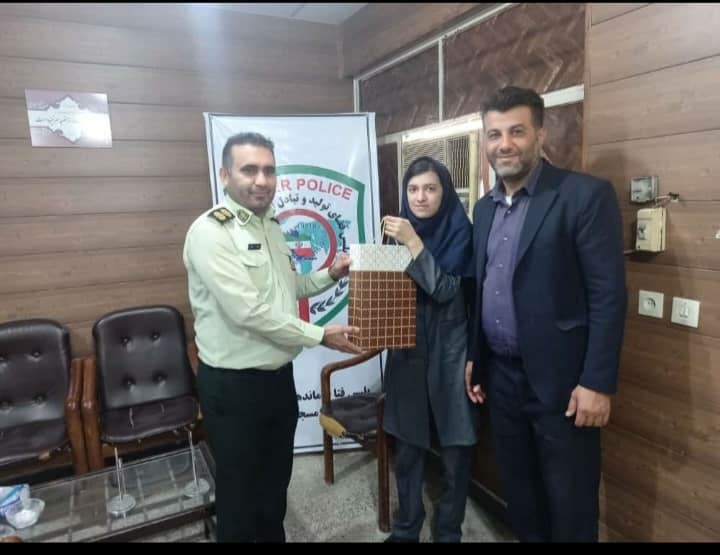تقدیر پلیس فتاح مسجدسلیمان از دانش آموزخوش ذوق شهرستان