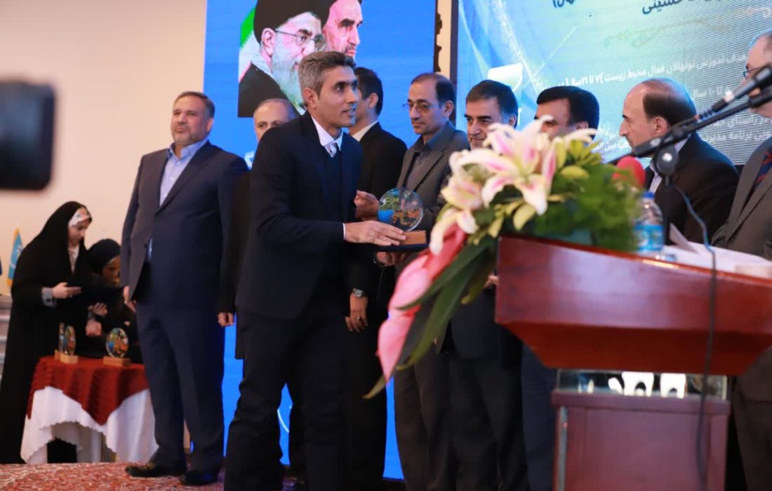 در پنجاه وسومین سالگرد معاهده رامسر، جایزه قهرمانی تالاب کشور به ایمان کاهکش انجمن مدافعان محیط زیست خوزستان رسید