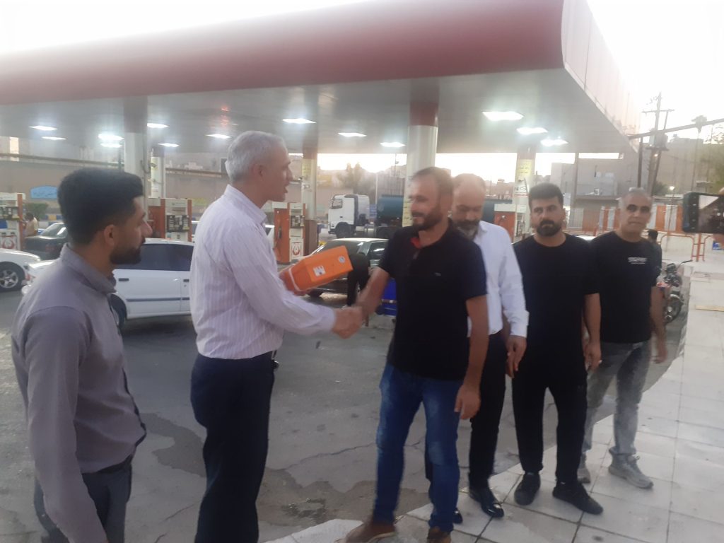 تجلیل از کارگر فداکار جایگاه سوخت شماره ۱ در مسجدسلیمان