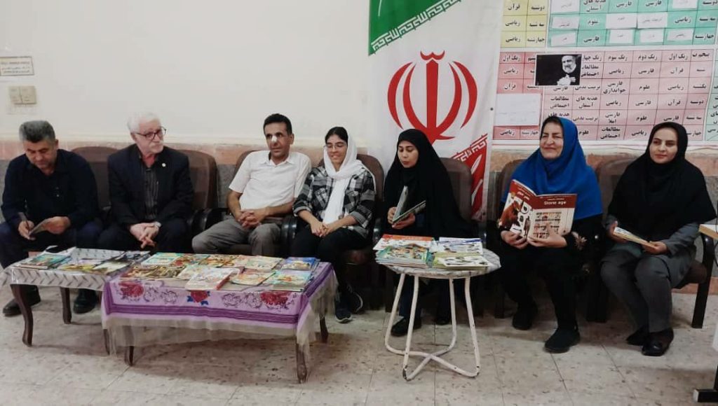اهدا ۷۰جلدکتاب به کتابخانه مدرسه شهید مدرس مسجدسلیمان