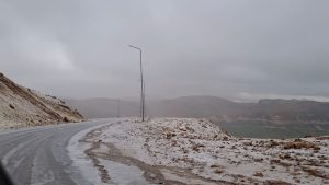 بارش برف در گردنه چری کوهرنگ / رانندگان زنجیرچرخ همراه داشته باشند