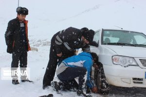 هوا برفی است…. زنجیرچرخ در گردنه‌های چری و شاه‌منصوری کوهرنگ فراموش نشود