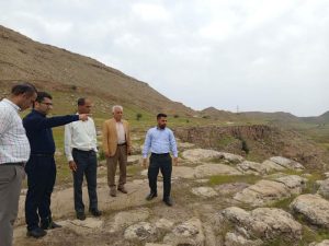 شهردار وبخشدار عنبر و  هاشمی رئیس اداره منابع طبیعی و آبخیزداری شهرستان مسجدسلیمان نقاط مستعد کاشت نهال وتوسعه گردشگری درعنبر را مورد بررسی قرار دادند
