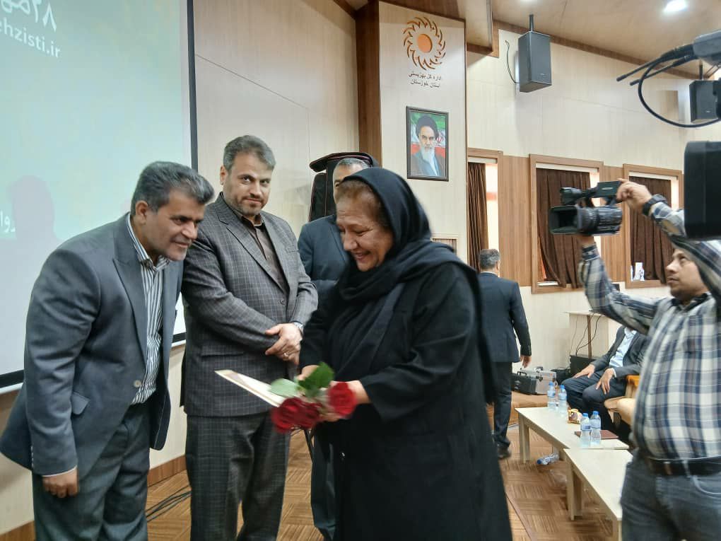 درجشن همدلی اداره کل بهزیستی استان ازویکتوریا دقیقیان بعنوان یکی از خیرین نمونه استان تقدیر به عمل آمد