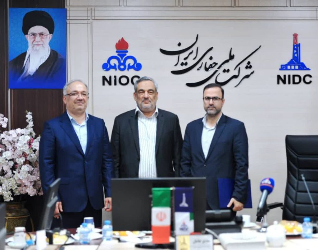 آیین تکریم و معارفه مدیران عامل مناطق نفتخیز جنوب و ملی حفاری برگزار شد