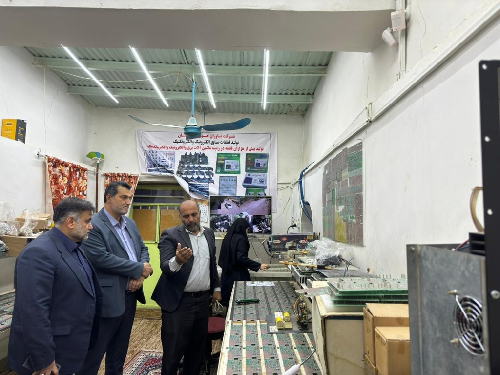 بازدید فرماندار و مدیر صندوق کارآفرینی امید از یک واحد تولیدی در مسجدسلیمان