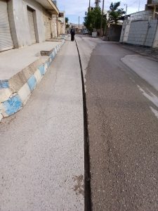 فراموشیِ محله سرکوره‌ها توسط شرکت مخابرات مسجدسلیمان،کابل های روبازجای جوی آب راگرفته اند