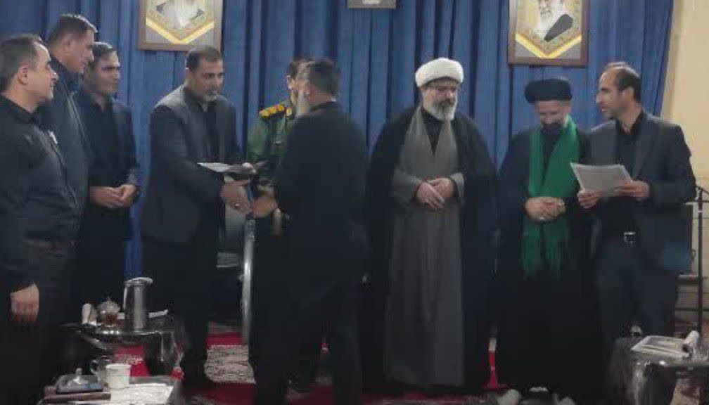 در روز بزرگداشت محتشم کاشانی از شاعران آیینی و پیرغلامان شهرستان لالی تقدیر شد.